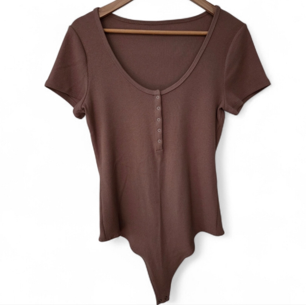 Abercrombie & Fitch Soft Tan Bodysuit Ribbed Deep Neck Short Sleeves Sz. L